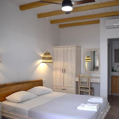 Κalamitsi Rooms & Apartments Kímolos Eksteriør bilde