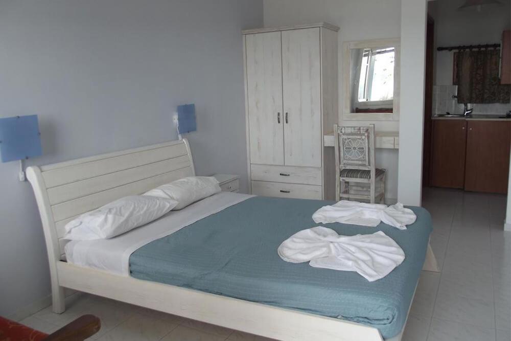 Κalamitsi Rooms & Apartments Kímolos Eksteriør bilde